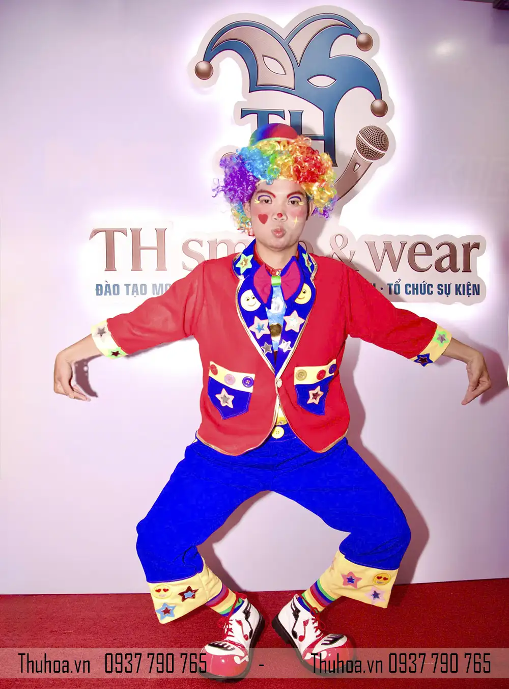 TRANG PHỤC CHÚ HỀ ĐỎ ĐẬM NHIỀU MÀU (2)
