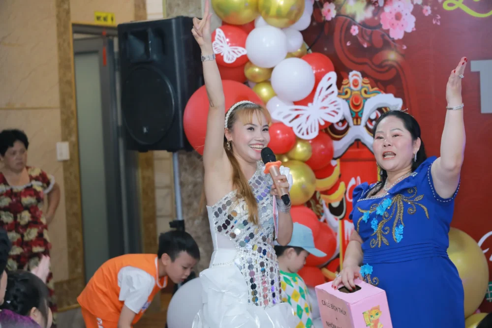 THUÊ CHÚ HỀ CÔ HỀ ĐA NĂNG CHO TIỆC (4)