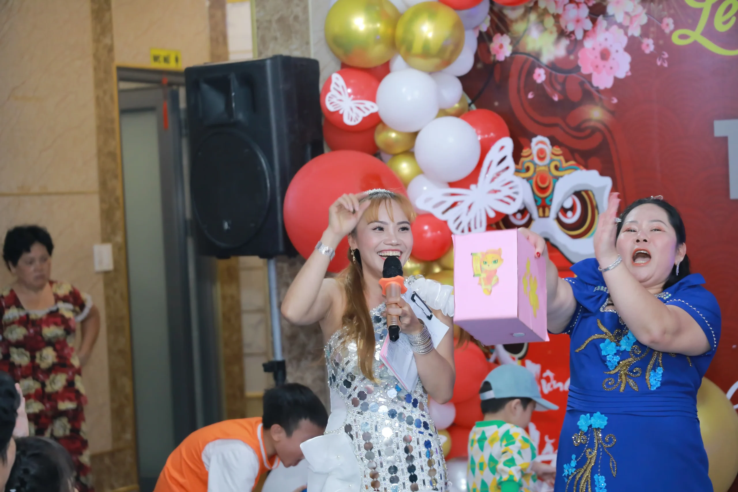 THUÊ CHÚ HỀ CÔ HỀ ĐA NĂNG CHO TIỆC (5)